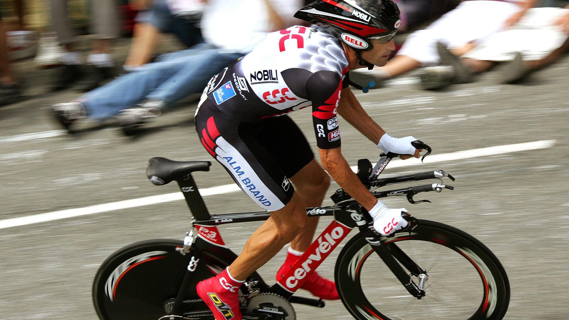 球员在中超赛后参与公益活动展现社会责任感，中超联赛志愿者